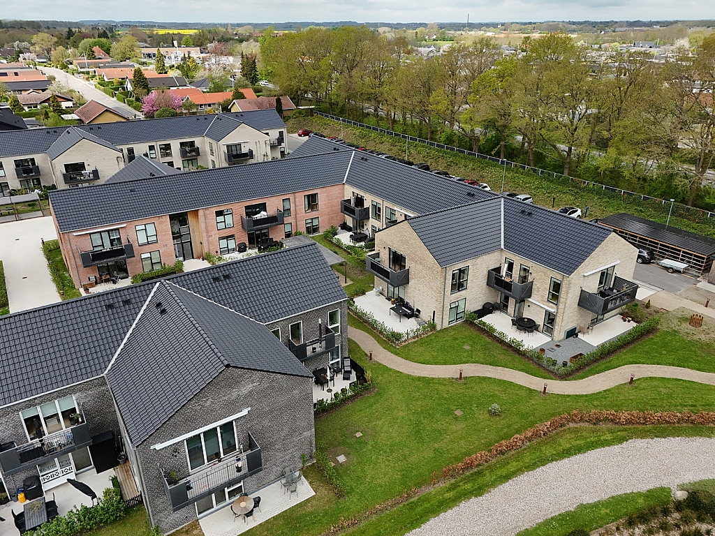 Snestrup Have – Creaton Futura, sort engoberet